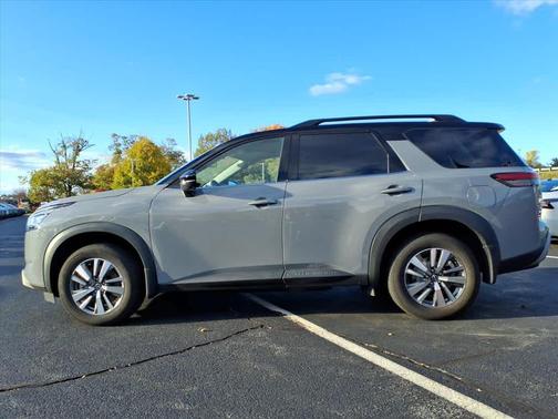 2024 Nissan Pathfinder SL