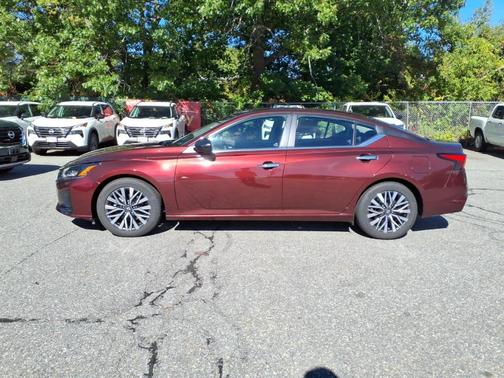 Garnet Pearl Me 2024 Nissan Altima 2.5 SV