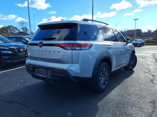 2022 Nissan Pathfinder SV