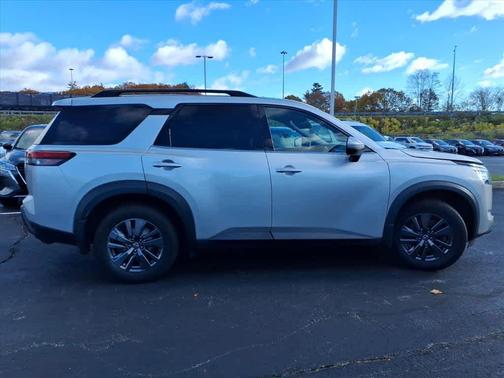 2022 Nissan Pathfinder SV