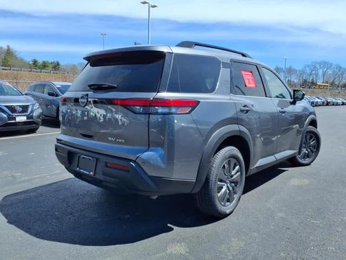 2024 Nissan Pathfinder SV