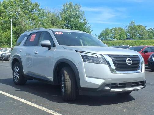 Brilliant Silver Metallic 2025 Nissan Pathfinder SL