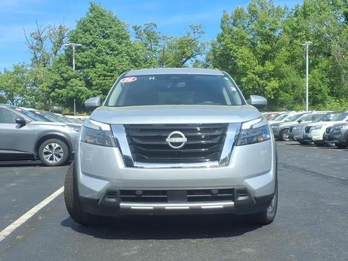 Brilliant Silver Metallic 2025 Nissan Pathfinder SL