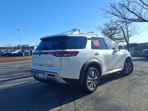 2024 Nissan Pathfinder SL