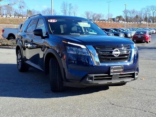 2025 Nissan Pathfinder SV