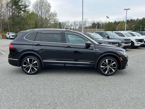 Deep Black Pearl Effect 2022 Volkswagen Tiguan 2.0T SEL R-Line