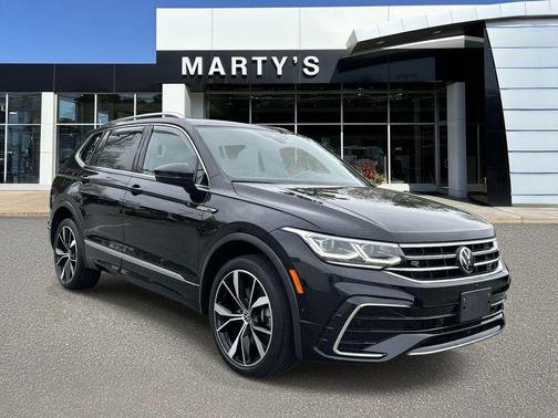 Deep Black Pearl Effect 2022 Volkswagen Tiguan 2.0T SEL R-Line