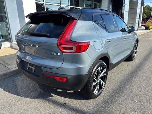 2022 Volvo XC40 T5 R-Design