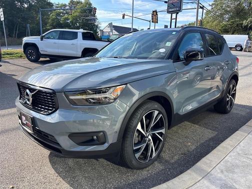 2022 Volvo XC40 T5 R-Design