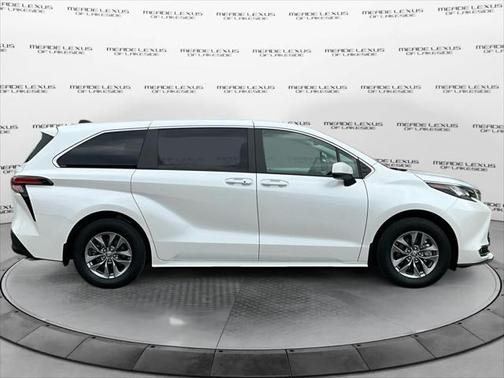 2022 Toyota Sienna XLE 8 Passenger