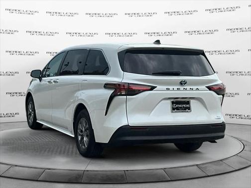 2022 Toyota Sienna XLE 8 Passenger
