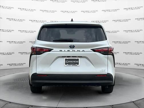2022 Toyota Sienna XLE 8 Passenger