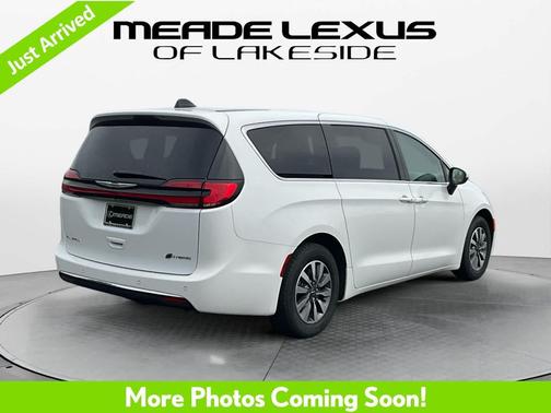 Bright White Clearcoat 2023 Chrysler Pacifica Hybrid Touring L