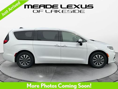 Bright White Clearcoat 2023 Chrysler Pacifica Hybrid Touring L