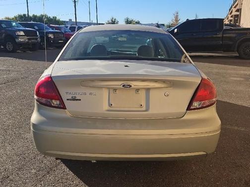 2004 Ford Taurus SE