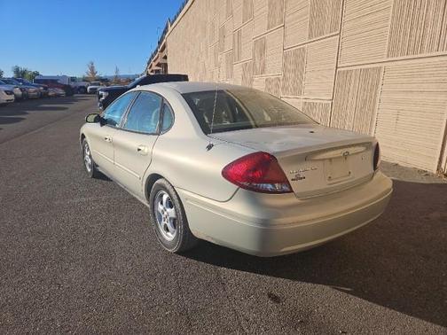 2004 Ford Taurus SE