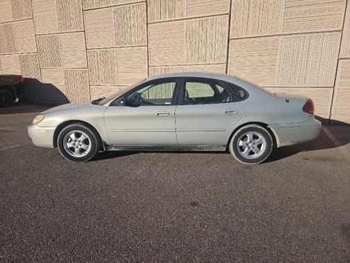 2004 Ford Taurus SE