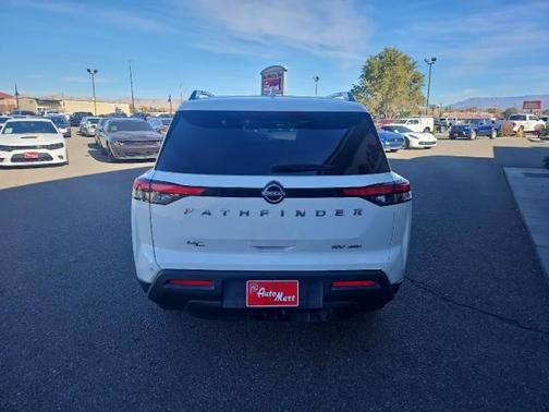 2022 Nissan Pathfinder SV