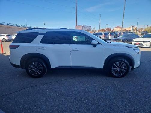 2022 Nissan Pathfinder SV