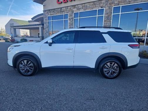 2022 Nissan Pathfinder SV