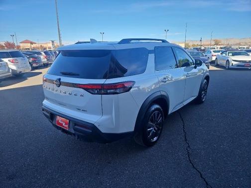 2022 Nissan Pathfinder SV