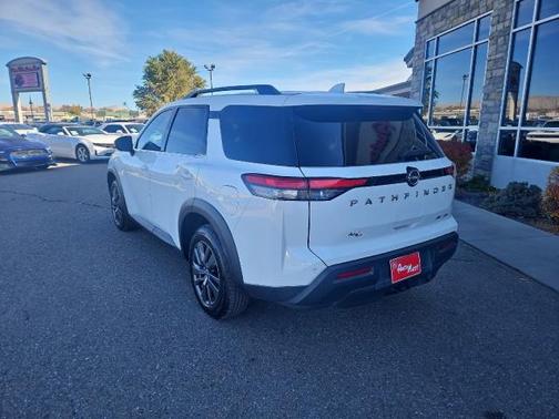 2022 Nissan Pathfinder SV
