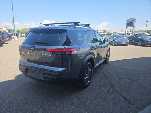 2022 Nissan Pathfinder SV