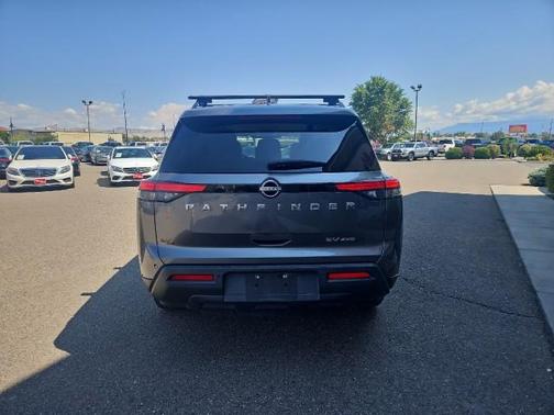 2022 Nissan Pathfinder SV