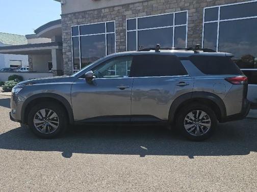 2022 Nissan Pathfinder SV