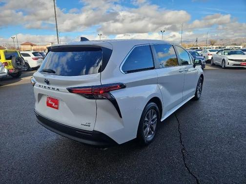 2021 Toyota Sienna LE