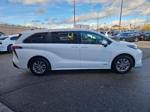 2021 Toyota Sienna LE