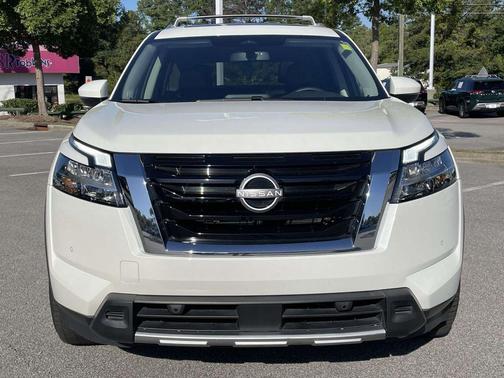 Pearl White Tricoat 2024 Nissan Pathfinder SL FWD