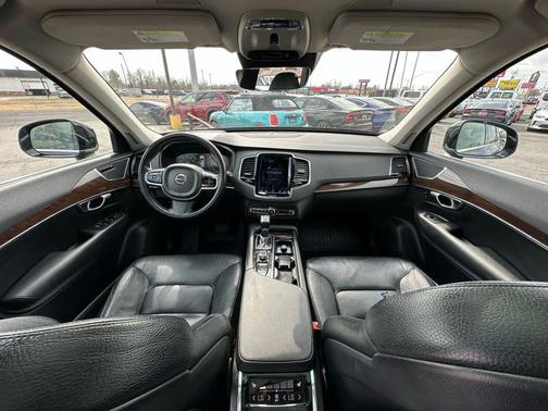 2016 Volvo XC90 T6 Momentum