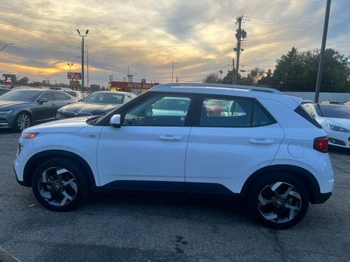 2024 Hyundai VENUE SEL