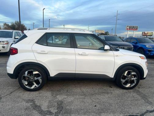 2024 Hyundai VENUE SEL