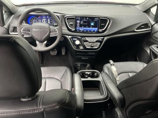 Red Hot Pearlcoat 2025 Chrysler Pacifica L