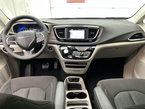 2024 Chrysler Voyager LX