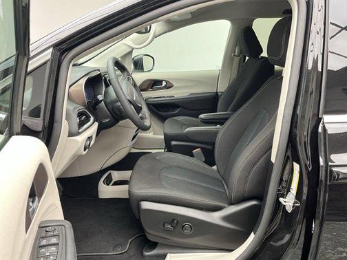 2024 Chrysler Voyager LX