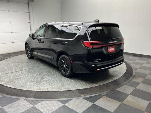 Diamond Black Crystal Pearlcoat 2025 Chrysler Pacifica L