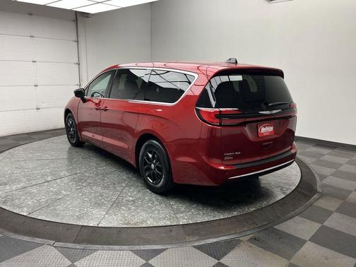 Red Hot Pearlcoat 2025 Chrysler Pacifica L