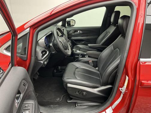 Red Hot Pearlcoat 2025 Chrysler Pacifica L