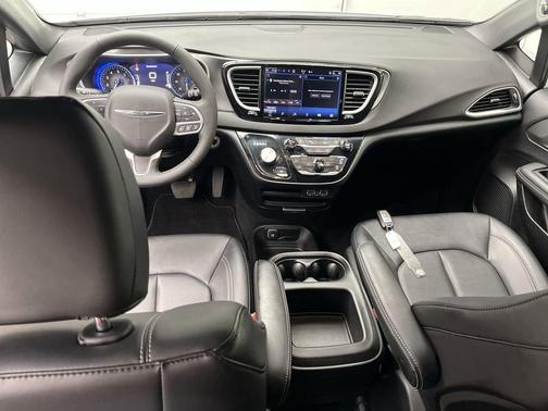 Bright White Clearcoat 2025 Chrysler Pacifica L