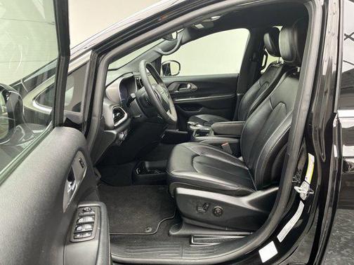 2025 Chrysler Pacifica L