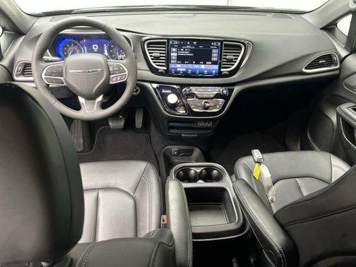 2025 Chrysler Pacifica L