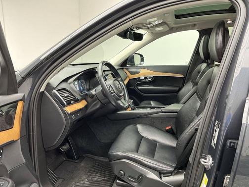 Savile Grey Metallic 2022 Volvo XC90 T6 Momentum