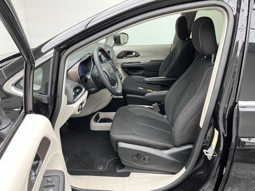 2024 Chrysler Voyager LX
