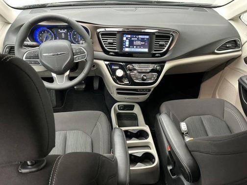 2024 Chrysler Voyager LX