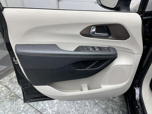 2024 Chrysler Voyager LX