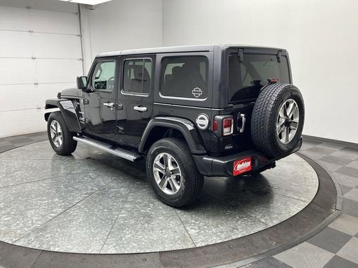 Black Clearcoat 2022 Jeep Wrangler Unlimited Sahara