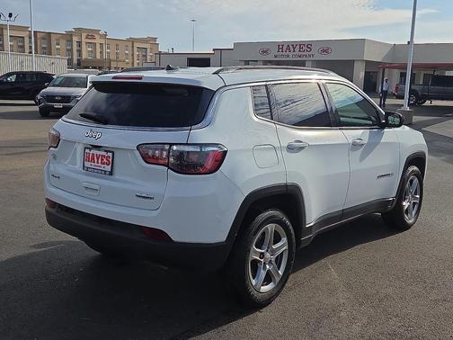 Bright White Clearcoat 2024 Jeep Compass Latitude